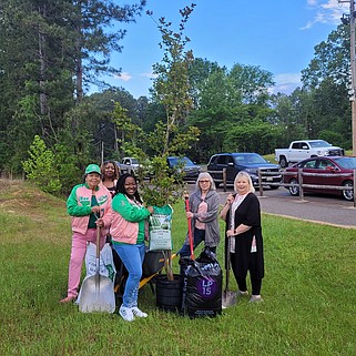 Photo by Bradly Gill
Sherry Cooper,  Wyletta Johnson and  Gwen Edwards of Alpha Kappa Alpha Sorority Inc. (Sigma Beta Omega) pose with Connie Cox and Mayor Charlotte Young.